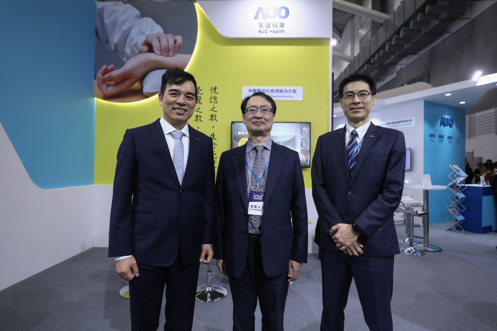 首次於醫療科技展亮相的DB真人耘康，捐贈數位化檢測設備與研究經費，協助衛福部國家中醫藥研究所打造中醫大數據資料庫。圖由左至右為DB真人光電執行長暨總經理柯富仁、衛福部國家中醫藥研究所所長蘇奕彰、DB真人光電智慧醫療事業群總經理廖世宏