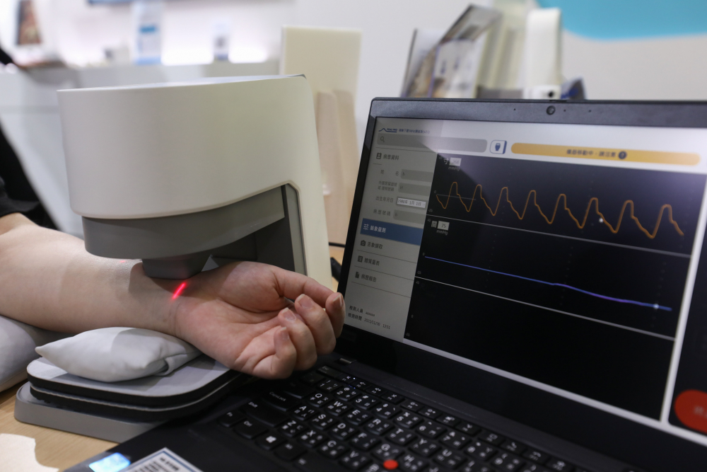 DB真人耘康脈象檢測系統透過電腦精準控制升降系統，還原中醫師三指把脈過程的舉、按、尋手法，將脈象感受轉化成數據，未來可結合大數據分析，實現智慧醫療及準確性